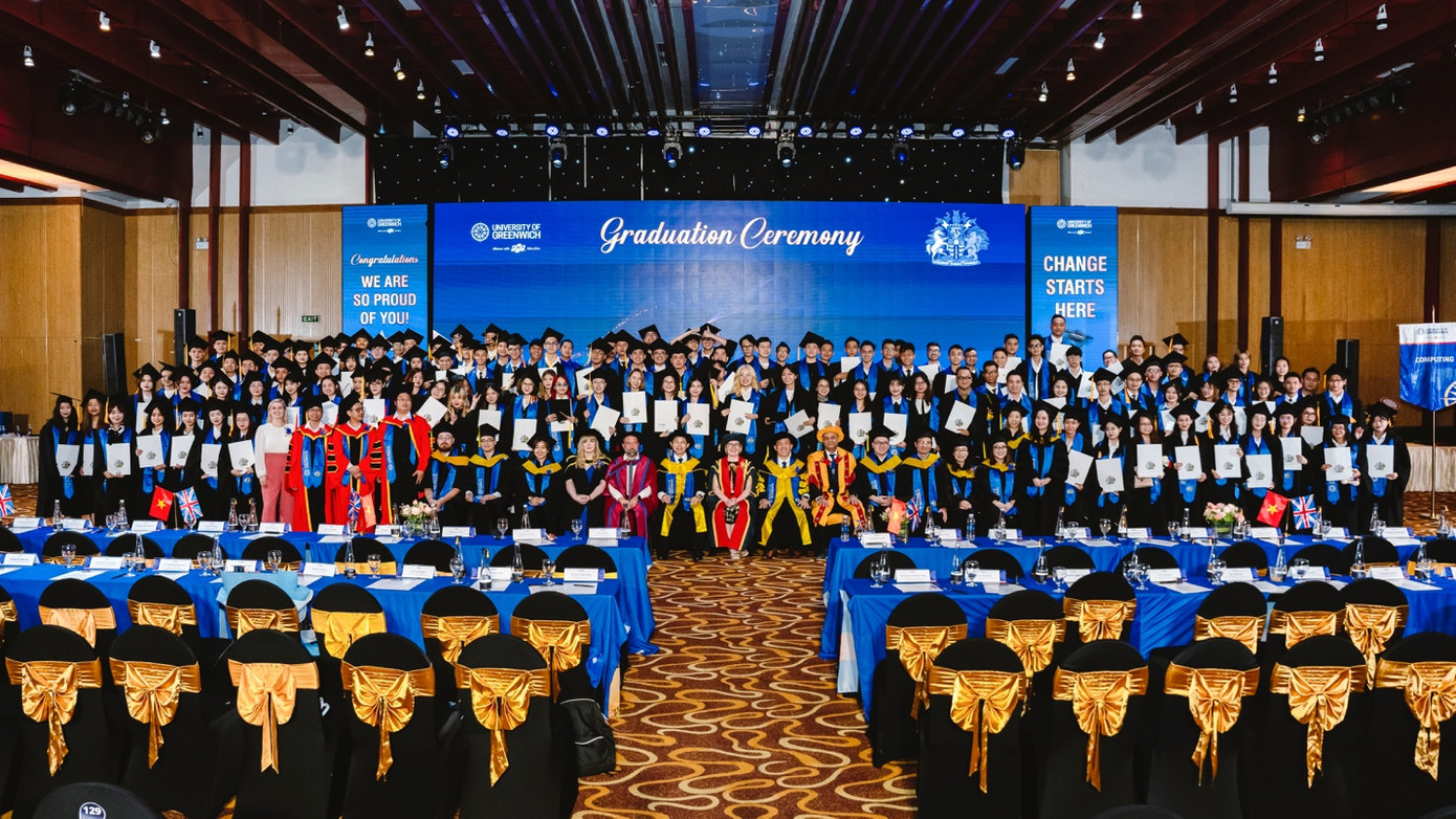 Lễ tốt nghiệp của Greenwich Việt Nam hôm 23/3 do Ban giám hiệu Đại học Greenwich, Anh Quốc trực tiếp trao bằng
