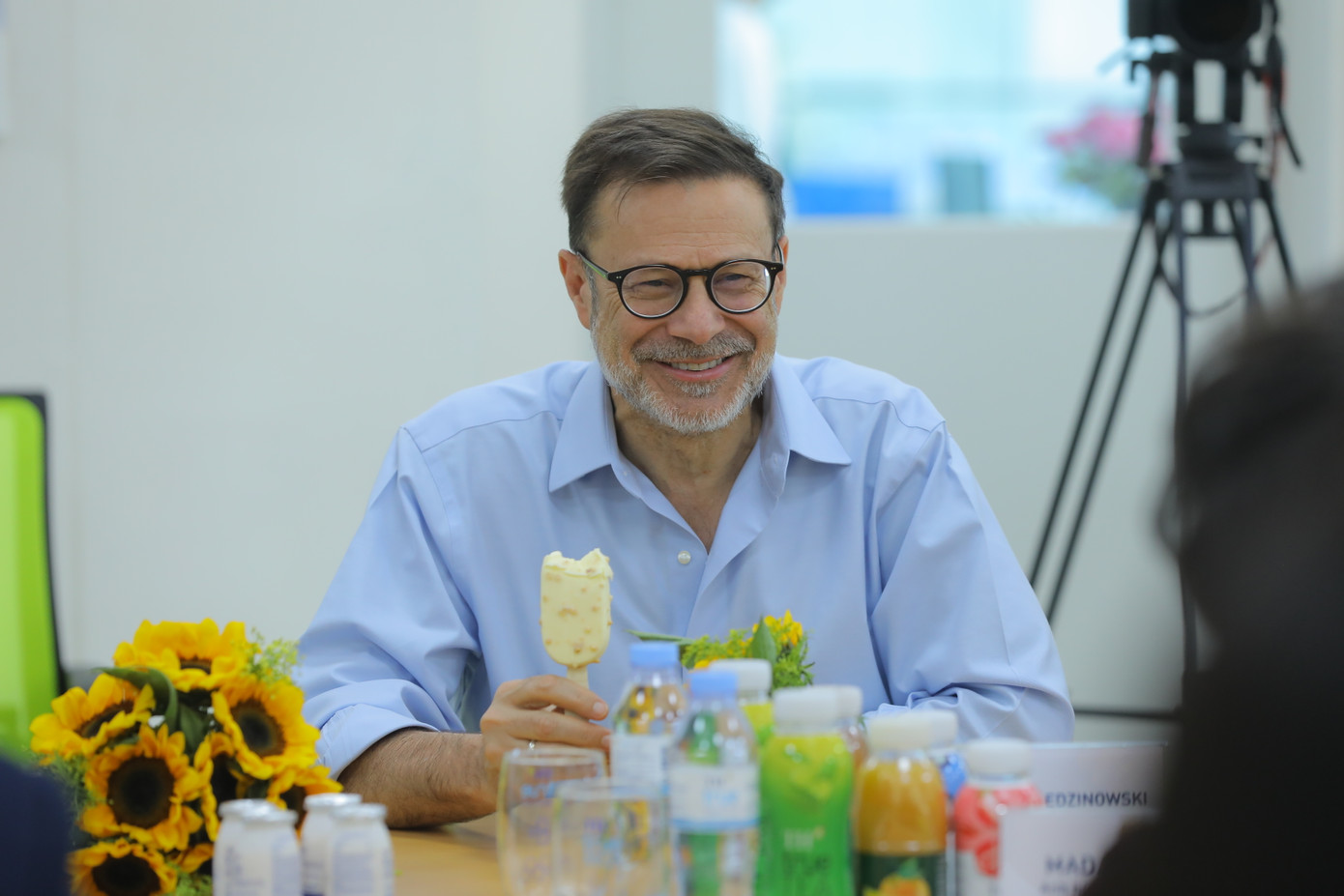 Đại sứ Andrew Goledzinowski thưởng thức những sản phẩm từ sữa tươi sạch, “Vì sức khỏe cộng đồng” của Tập đoàn TH trong khuôn khổ buổi làm việc - Ảnh: TH Đại sứ Andrew Goledzinowski thưởng thức những sản phẩm từ sữa tươi sạch, “Vì sức khỏe cộng đồng” của Tập đoàn TH trong khuôn khổ buổi làm việc - Ảnh: TH