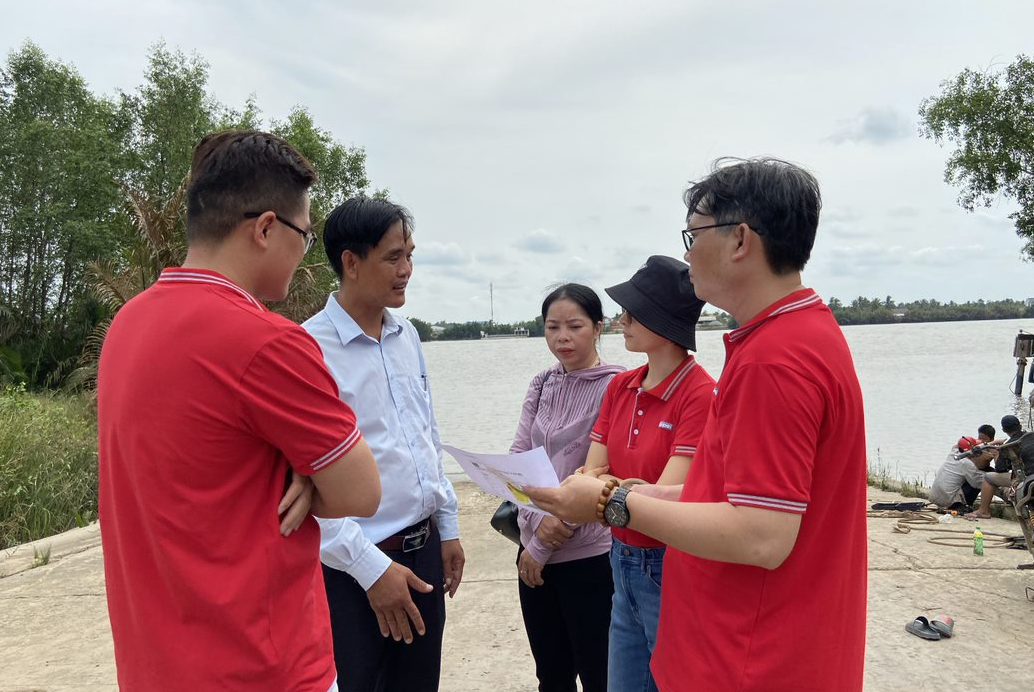 Đại diện Keppel Land, Keppel Infrastructure và Ủy ban Nhân dân xã Tân Thạnh tại buổi khảo sát địa điểm của dự án Living Well. (Ảnh: Keppel Land) Đại diện Keppel Land, Keppel Infrastructure và Ủy ban Nhân dân xã Tân Thạnh tại buổi khảo sát địa điểm của dự án Living Well. (Ảnh: Keppel Land)