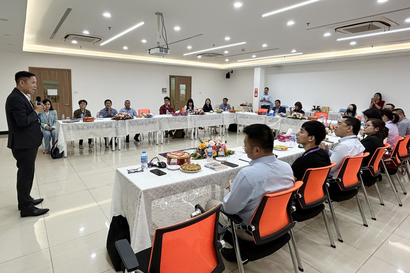 Các nhà cung cấp trứng tại Việt Nam được đại diện Mondelez Kinh Đô chia sẻ về chiến lược phát triển bền vững của doanh nghiệp tại Việt Nam