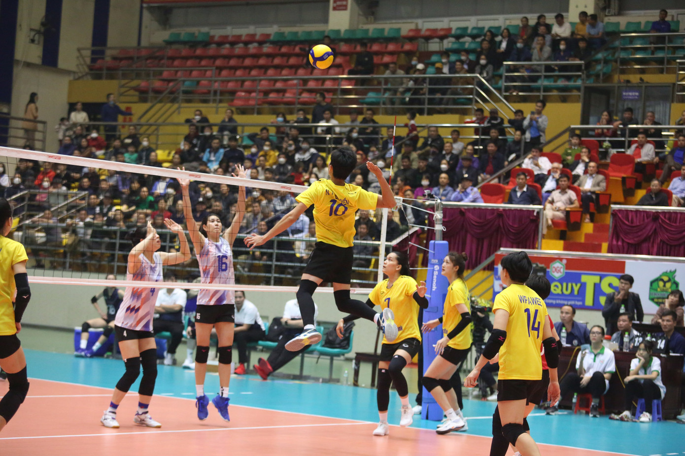 Bích Tuyền (số 10) tiếp tục là &quot;linh hồn&quot; trong lối chơi của đội bóng Cố Đô