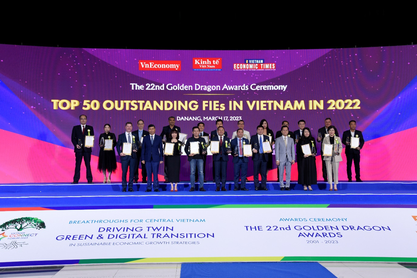 Ông Trương Văn Toàn – đại diện tập đoàn AB InBev Việt Nam tự hào nhận giải thưởng Doanh Nghiệp dẫn đầu trong hành trình ESG trong chương trình Rồng Vàng 2023. Ông Trương Văn Toàn – đại diện tập đoàn AB InBev Việt Nam tự hào nhận giải thưởng Doanh Nghiệp dẫn đầu trong hành trình ESG trong chương trình Rồng Vàng 2023.