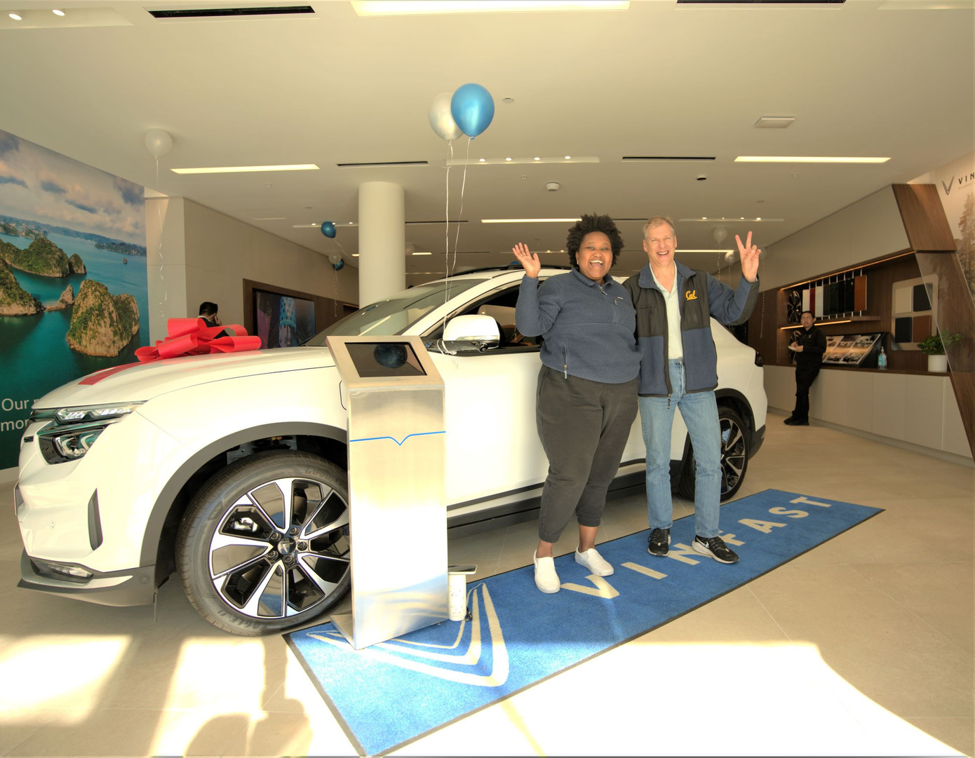 Những khách hàng đầu tiên nhận xe tại cửa hàng VinFast Berkeley, California Những khách hàng đầu tiên nhận xe tại cửa hàng VinFast Berkeley, California