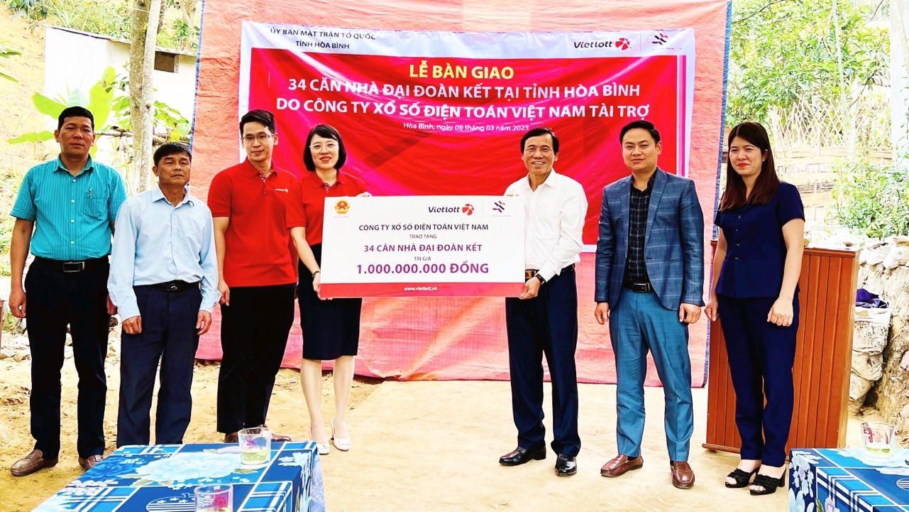 Ông Trần Đức Trường – Phó Chủ tịch Ủy ban Mặt trận Tổ quốc tỉnh Hòa Bình cùng đại diện Công ty Xổ số điện Toán Việt Nam tại lễ bàn giao 34 căn nhà đại đoàn kết