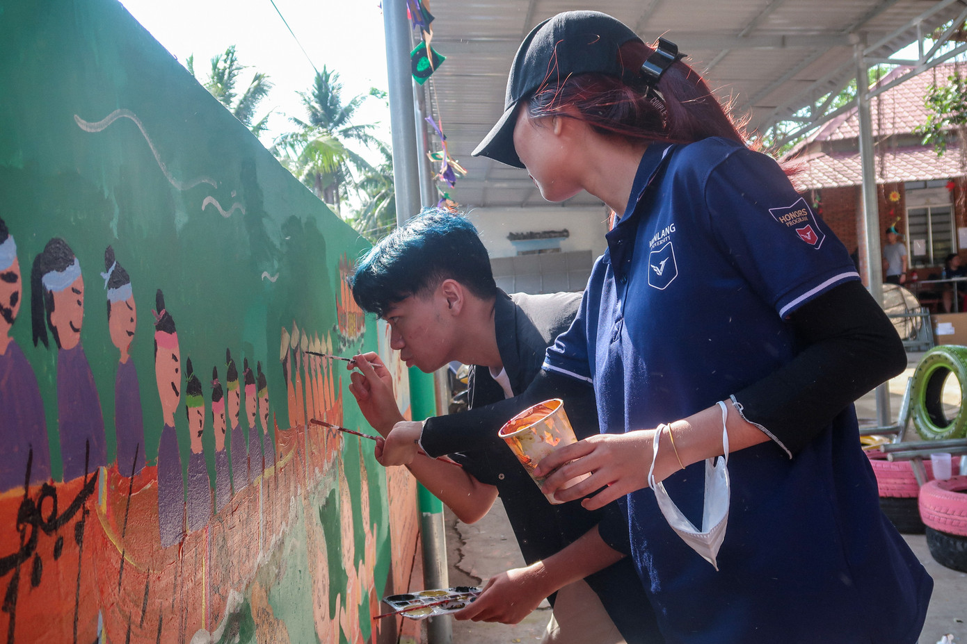 Sinh viên tái hiện hoạt động đua ghe Ngo và điệu múa đặc trưng của người dân Khmer