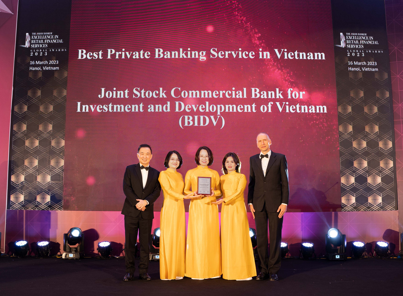 BIDV là ngân hàng đầu tiên đạt giảiDịch vụ ngân hàng cao cấp Private Banking tốt nhất Việt Nam. BIDV là ngân hàng đầu tiên đạt giảiDịch vụ ngân hàng cao cấp Private Banking tốt nhất Việt Nam.