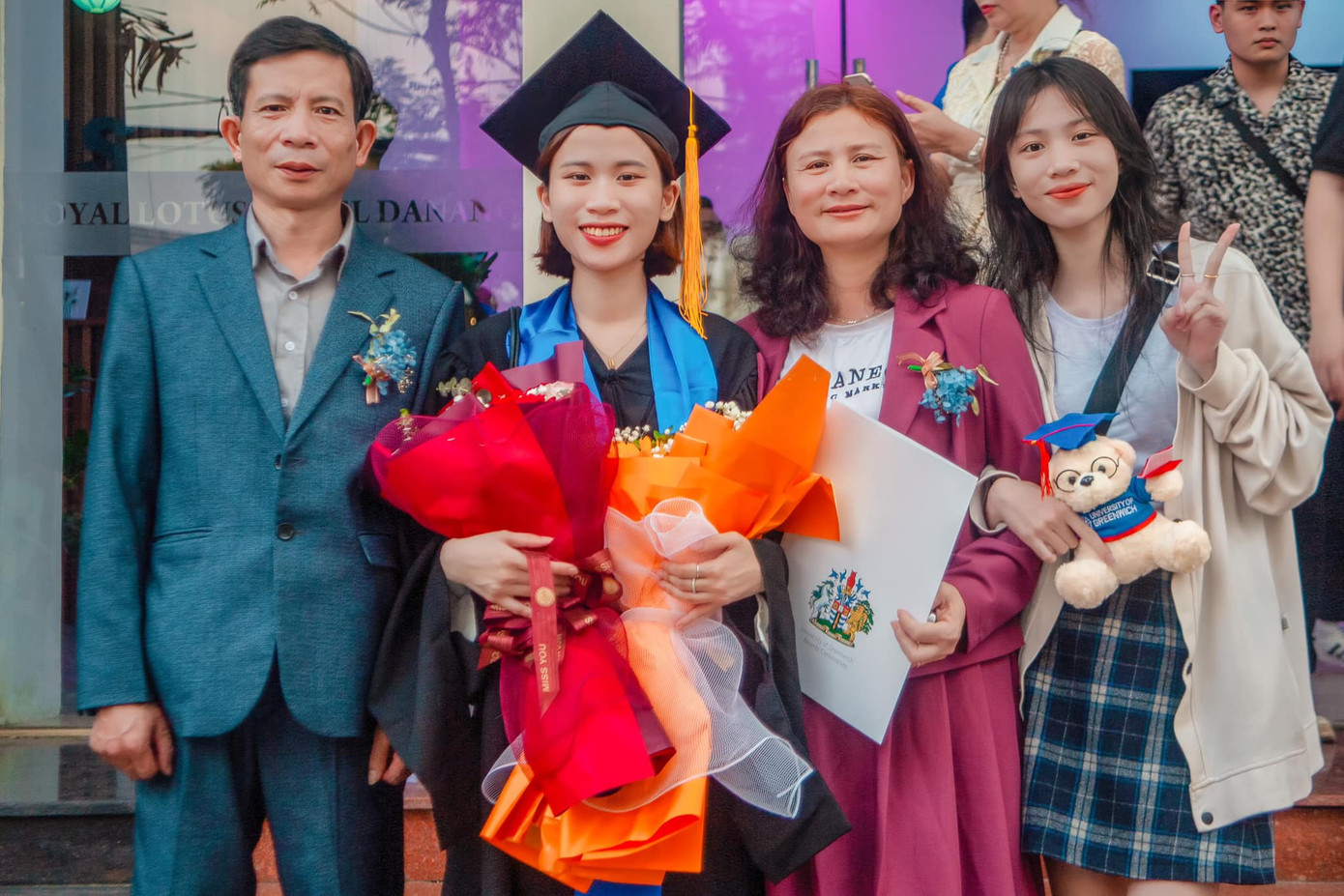 Mai Huyền cùng gia đình trong lễ tốt nghiệp của mình