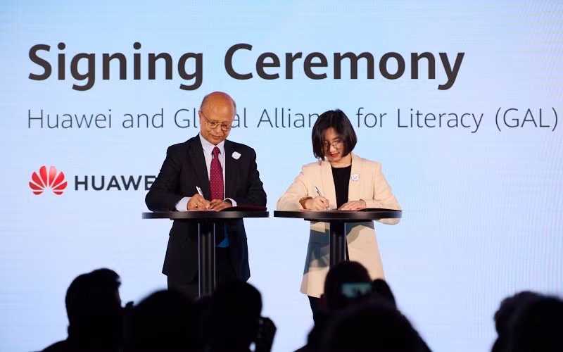 Bà Vicky Zhang – Phó Chủ tịch Truyền thông Doanh nghiệp của Huawei và ông David Atchoarena – Giám đốc UIL ký Thỏa thuận Hợp tác giữa Huawei và GAL
