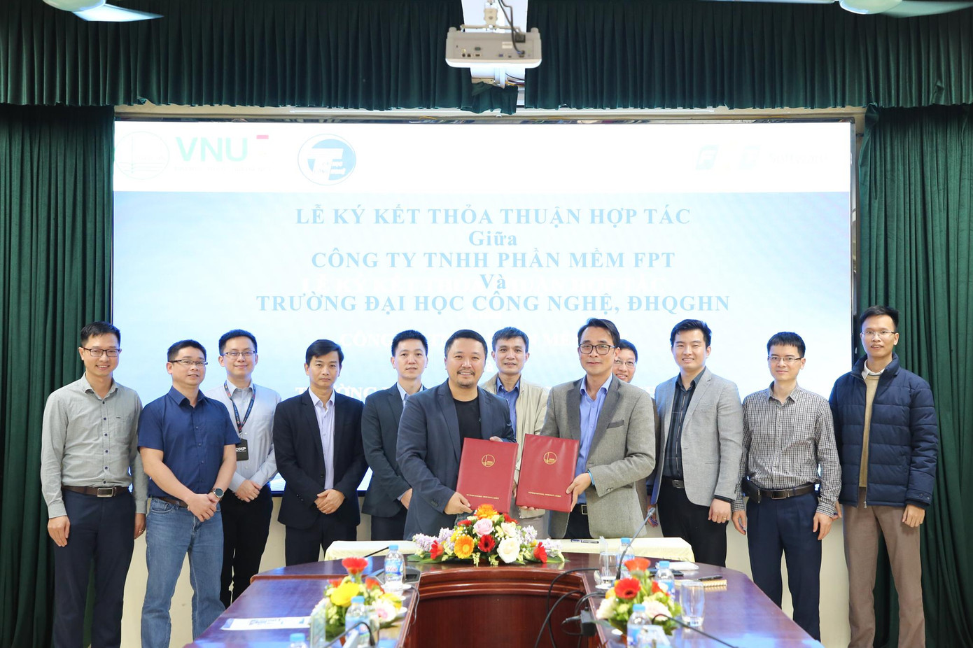 Phó Tổng Giám đốc FPT Software Nguyễn Khải Hoàn ký kết hợp tác với Phó Hiệu trưởng trường Đại học Công nghệ, GS.TS. Chử Đức Trình Phó Tổng Giám đốc FPT Software Nguyễn Khải Hoàn ký kết hợp tác với Phó Hiệu trưởng trường Đại học Công nghệ, GS.TS. Chử Đức Trình