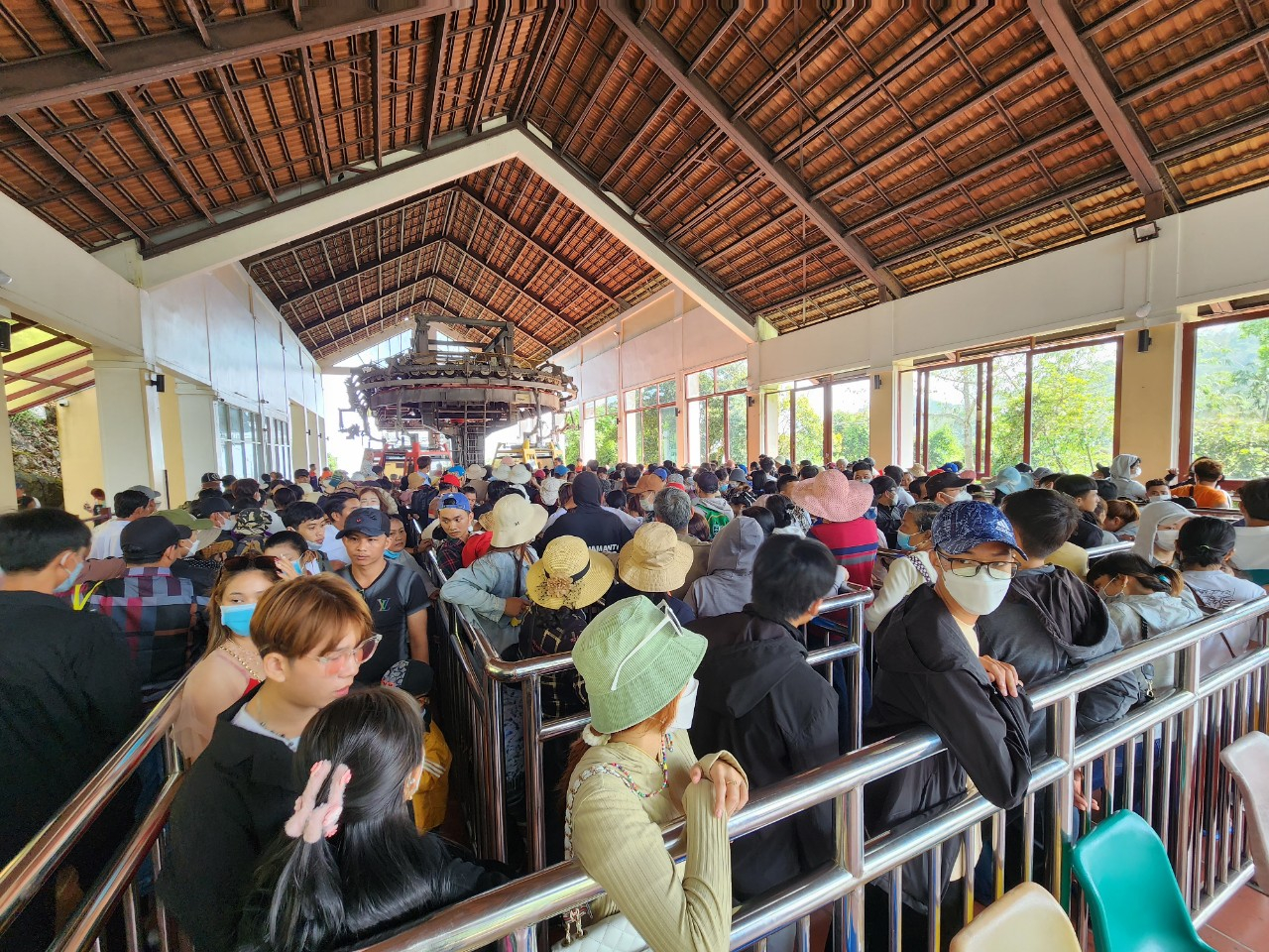 Du khách đang hài lòng với cách vận hành của Cáp treo Núi Cấm hiện nay