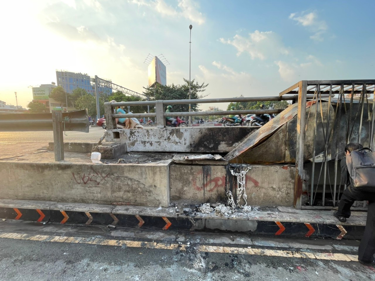 Việc đốt rác của người dân khiến cáp điện tại chân cầu Điện Biên Phủ (quận 1) bị hư hại, gây mất điện trên diện rộng. Việc đốt rác của người dân khiến cáp điện tại chân cầu Điện Biên Phủ (quận 1) bị hư hại, gây mất điện trên diện rộng.