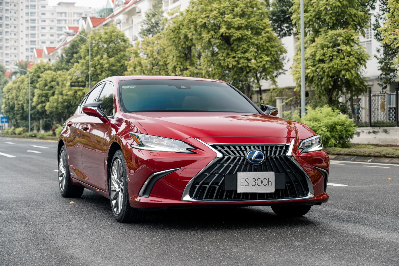 Lexus ES 300h trên đường phố Hà Nội