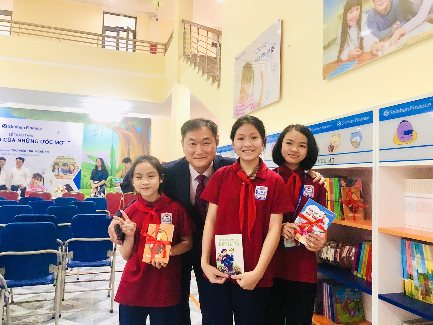 Ông Oh Taejoon - TGĐ Shinhan Finance và các em nhỏ tham gia sự kiện