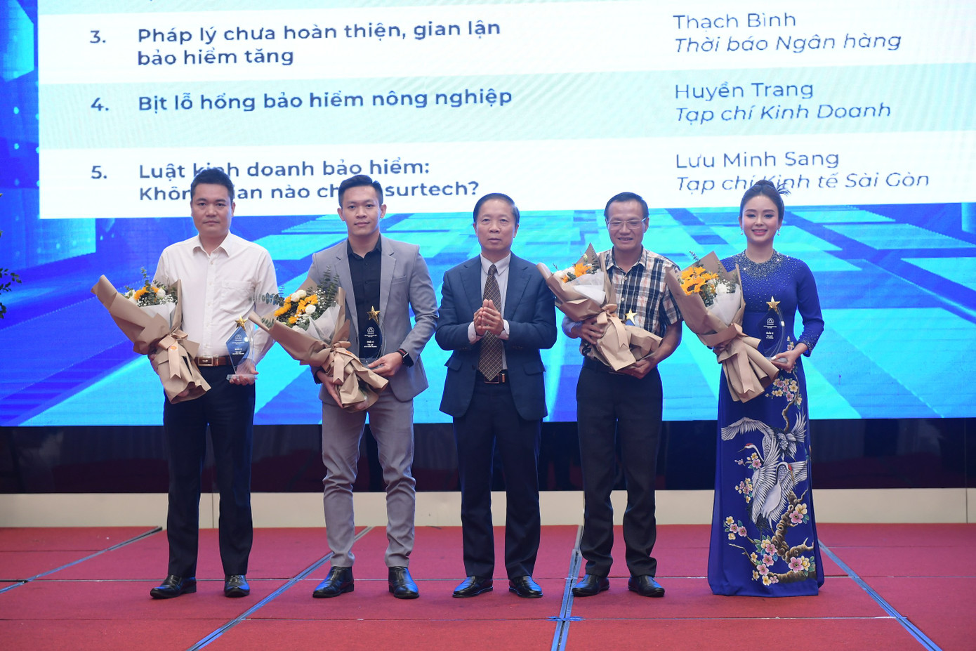 Ban tổ chức trao giải thưởng cho tác giả đạt giải nhất