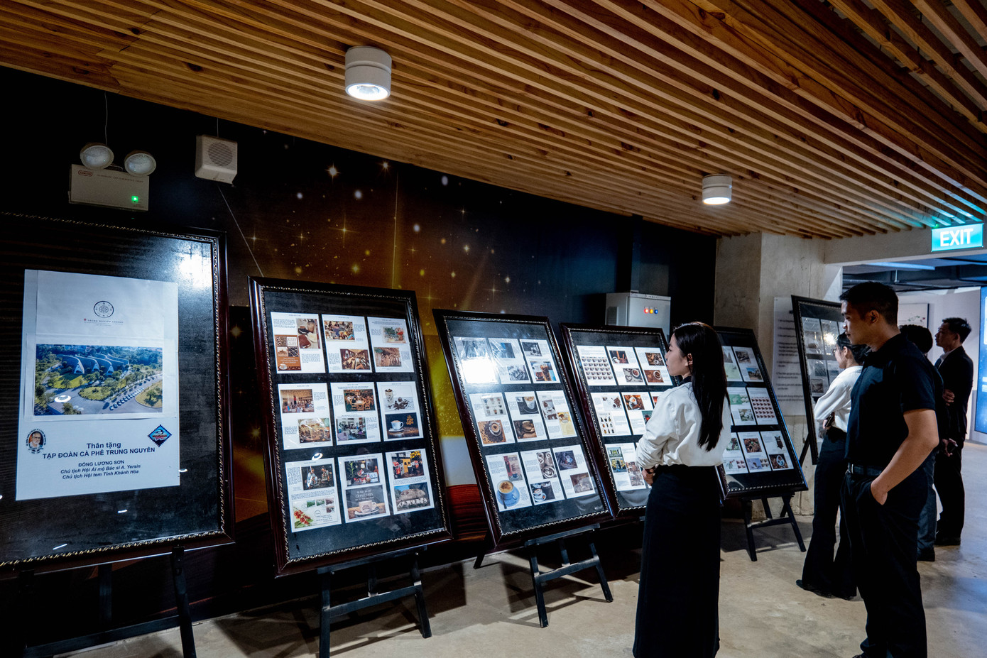 Du khách thích thú với bộ sưu tập tem “Lịch sử cà phê” tại Bảo tàng Thế giới Cà phê Du khách thích thú với bộ sưu tập tem “Lịch sử cà phê” tại Bảo tàng Thế giới Cà phê