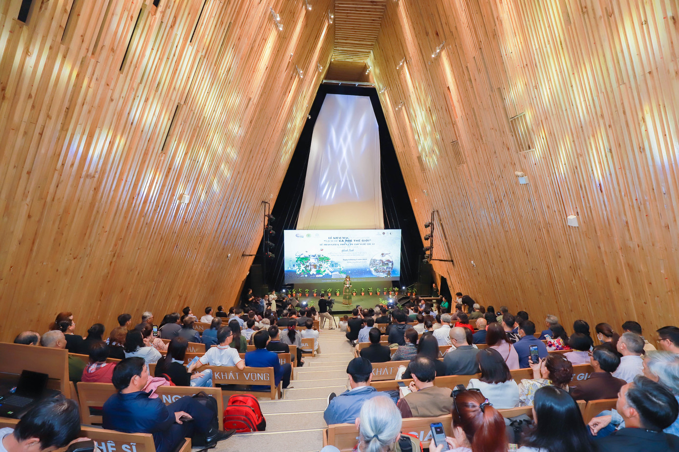 Lễ khai mạc triển lãm chuyên đề về cà phê tại Bảo tàng Thế giới Cà phê thu hút hàng trăm khách tham dự Lễ khai mạc triển lãm chuyên đề về cà phê tại Bảo tàng Thế giới Cà phê thu hút hàng trăm khách tham dự