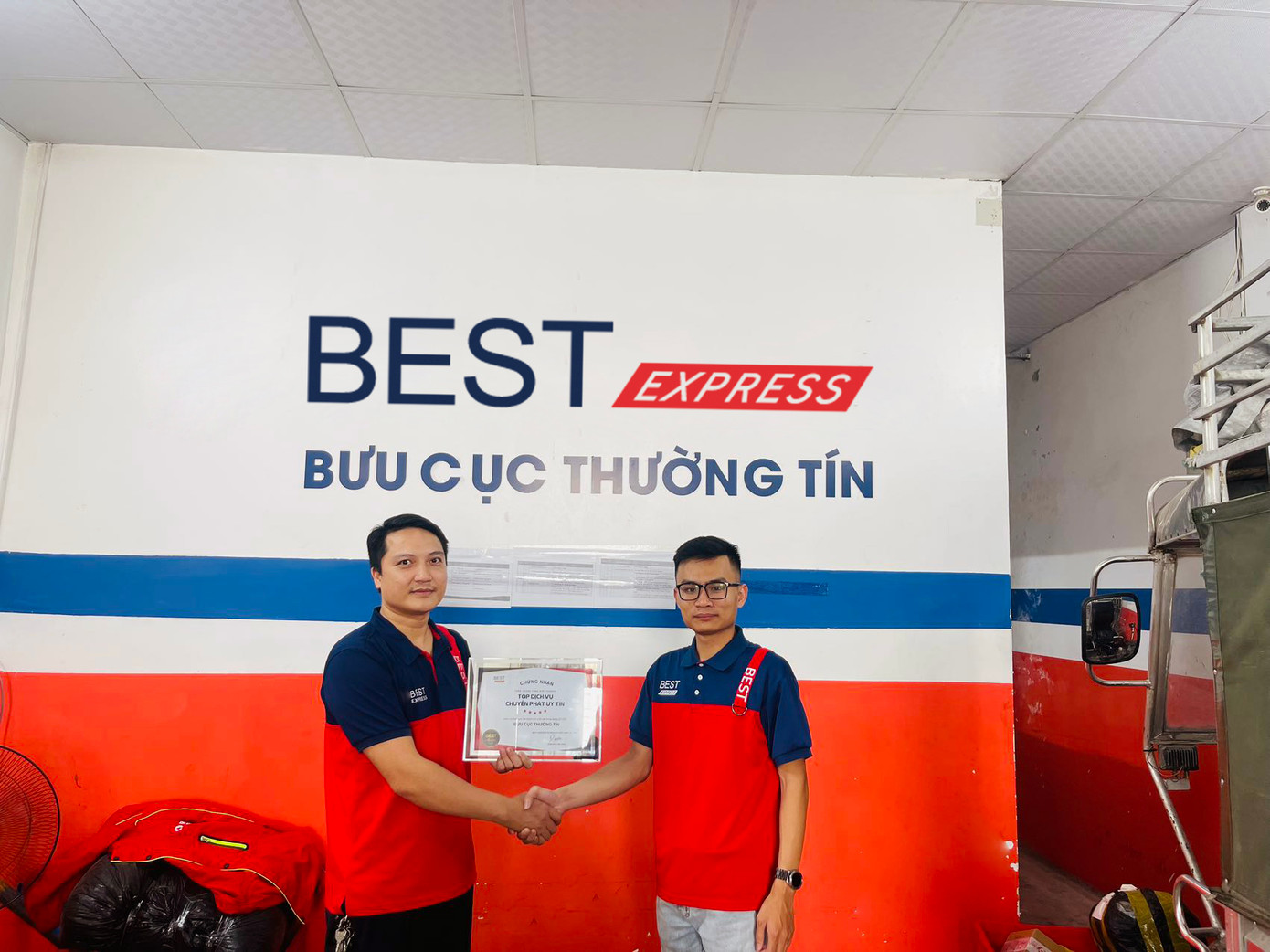 Bưu cục Thường Tín nhận bằng khen cho nỗ lực tăng cường chất lượng dịch vụ