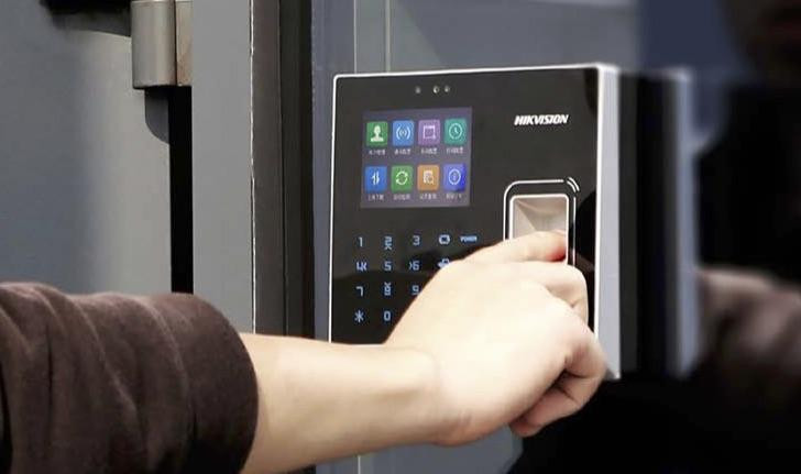 Thẻ từ hay vân tay vẫn là các cách thức phổ biến để ghi nhận ngày công thực tế của nhân viên, song vẫn tồn tại nhiều hạn chế, bất tiện.