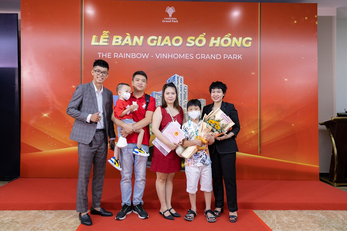 Cư dân The Rainbow phấn khởi khi được cầm trên tay chiếc sổ hồng quý giá