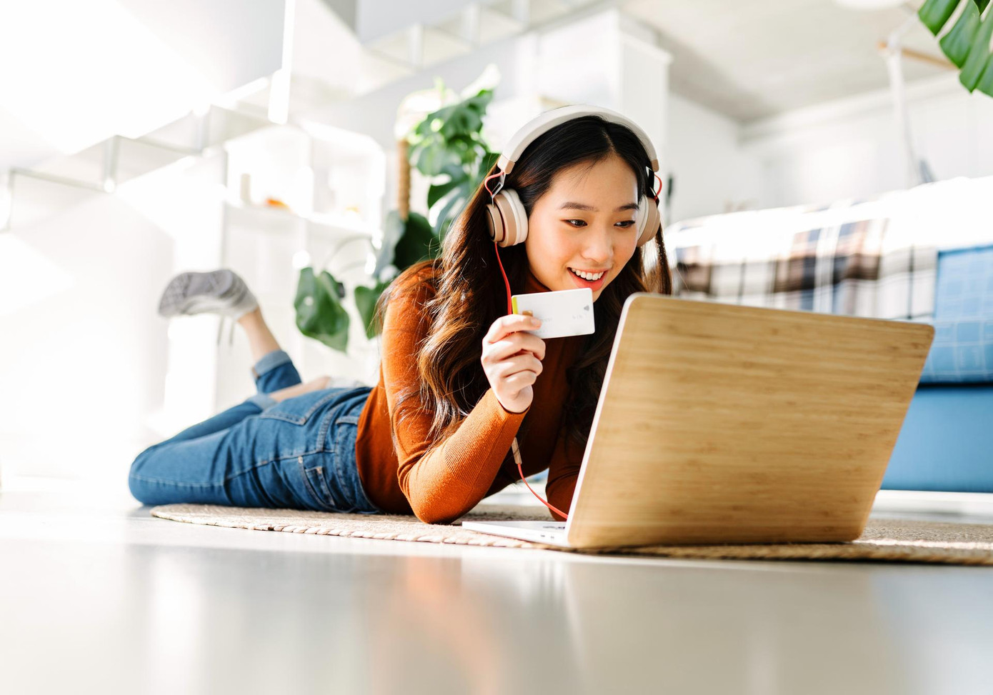 Khách hàng có thể truy cập thông tin tài khoản hợp đồng bảo hiểm mọi lúc mọi nơi Khách hàng có thể truy cập thông tin tài khoản hợp đồng bảo hiểm mọi lúc mọi nơi