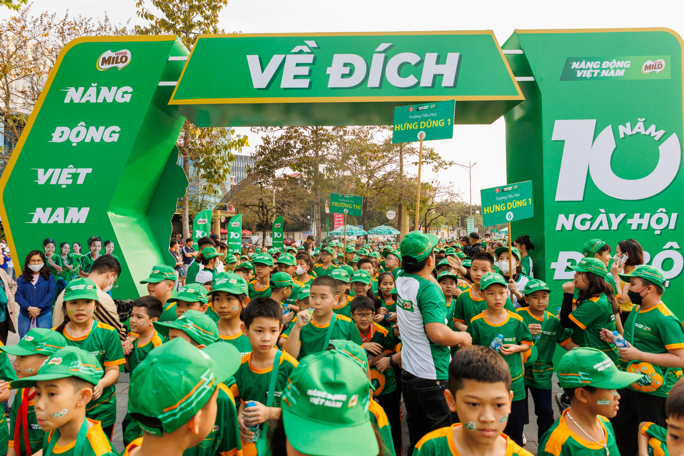 Các em học sinh về đích nhận huy chương MILO tại Booth Phần thưởng cho Ý chí để ghi dấu thành quả mà các em đã đạt được trong hành trình này