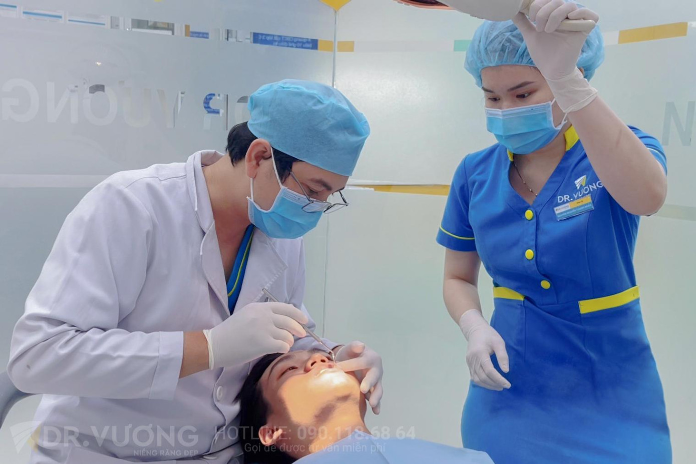 Bác sĩ tại Dr. Vương - Niềng răng đẹp đang thăm khám và điều trị tổng quát cho khách hàng trước khi niềng răng Bác sĩ tại Dr. Vương - Niềng răng đẹp đang thăm khám và điều trị tổng quát cho khách hàng trước khi niềng răng