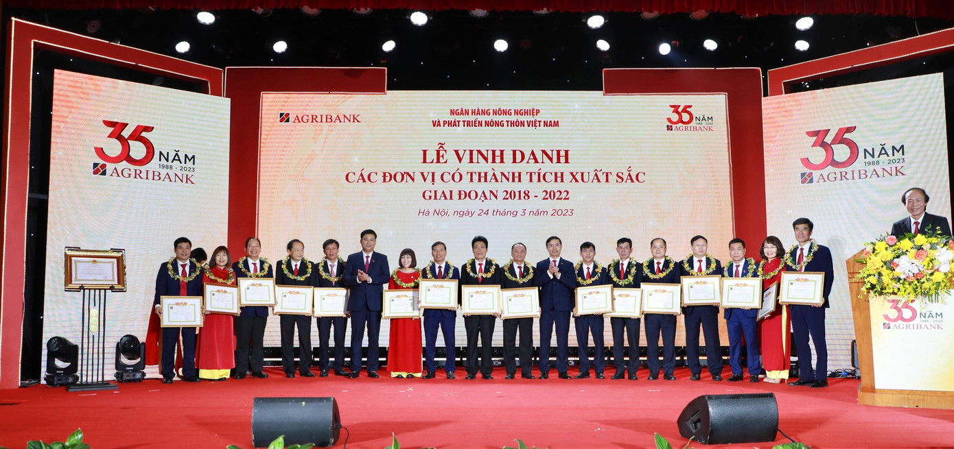 Agribank vinh danh các đơn vị có thành tích tiêu biểu xuất sắc giai đoạn 2018-2022 Agribank vinh danh các đơn vị có thành tích tiêu biểu xuất sắc giai đoạn 2018-2022