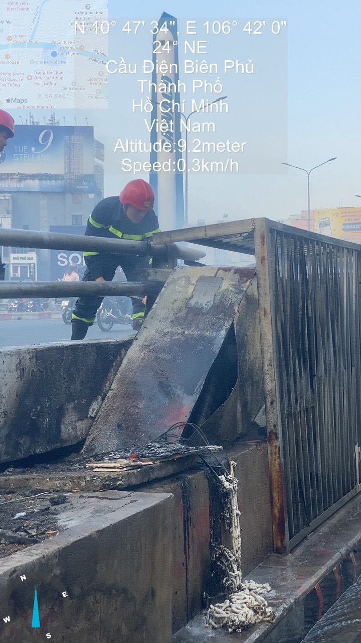 Hiện trường vụ đốt rác gây hư hại cáp điện tại chân cầu Điện Biên Phủ (quận 1) Hiện trường vụ đốt rác gây hư hại cáp điện tại chân cầu Điện Biên Phủ (quận 1)