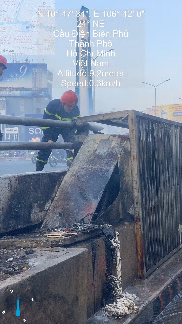 Hiện trường vụ đốt rác gây hư hại cáp điện tại chân cầu Điện Biên Phủ (quận 1)