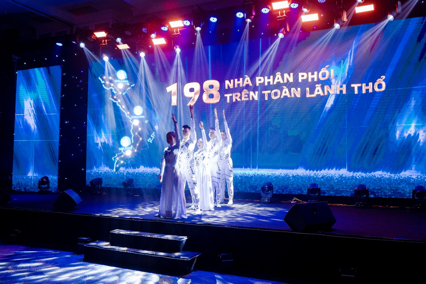 Chương trình được diễn ra công phu, với nhiều màn biểu diễn cùng âm thanh, ánh sáng đặc sắc. Chương trình được diễn ra công phu, với nhiều màn biểu diễn cùng âm thanh, ánh sáng đặc sắc.