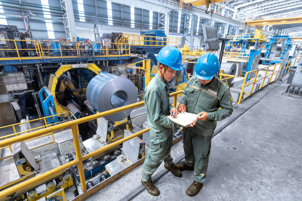 Kỹ thuật viên vận hành dây chuyền sản xuất thép cuộn cán nóng HRC Kỹ thuật viên vận hành dây chuyền sản xuất thép cuộn cán nóng HRC