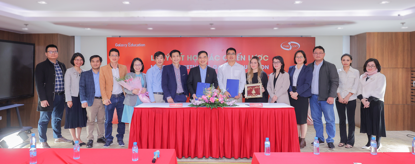 Ông Phạm Giang Linh, CEO Galaxy Education và Ông Nguyễn Sỹ Pháp, Chủ tịch Hội đồng quản trị Masscom chụp hình lưu niệm cùng đại diện hai bên Ông Phạm Giang Linh, CEO Galaxy Education và Ông Nguyễn Sỹ Pháp, Chủ tịch Hội đồng quản trị Masscom chụp hình lưu niệm cùng đại diện hai bên