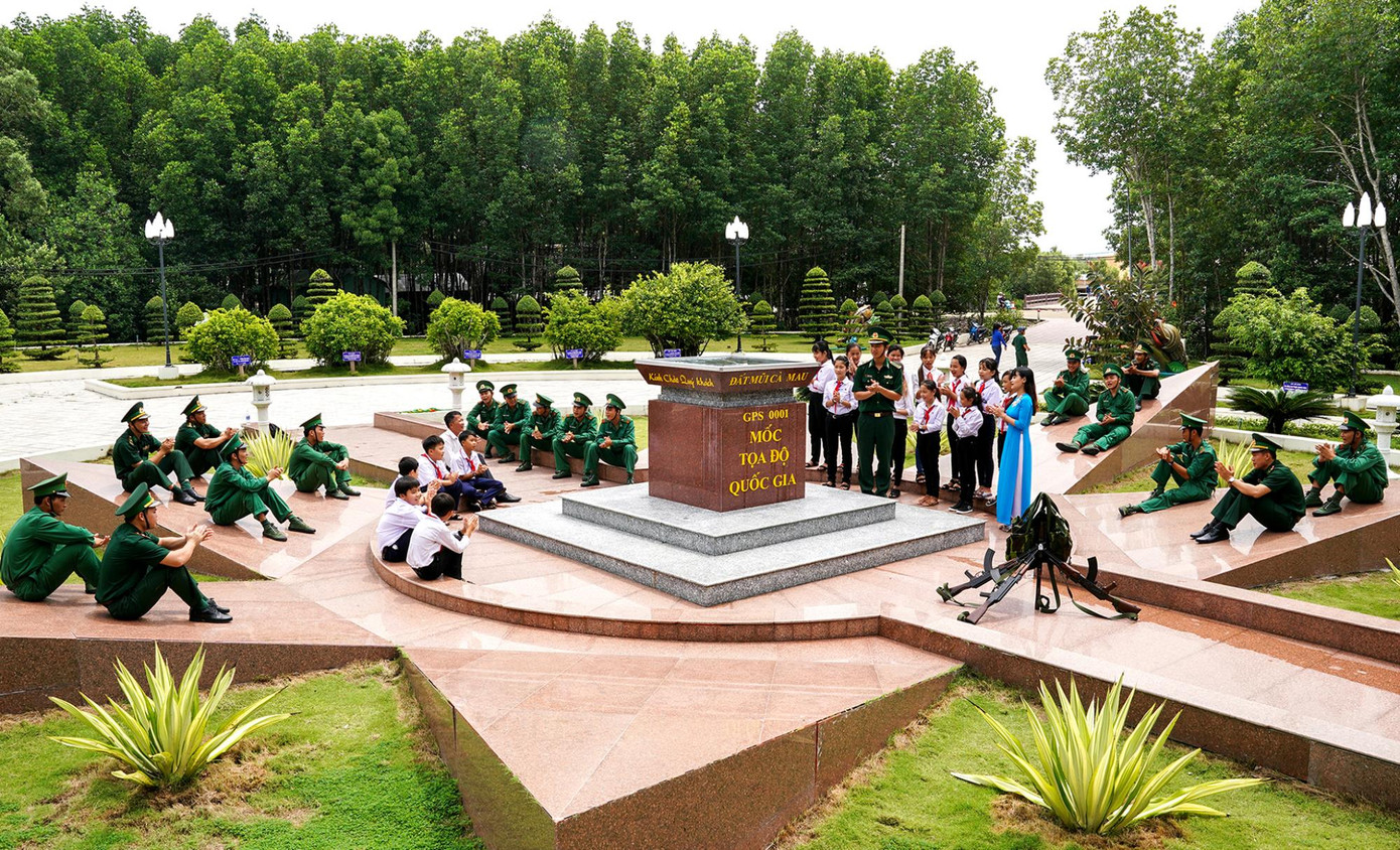 Cột mốc tọa độ quốc gia ở mũi Cà Mau. Ảnh: Cà Mau Tourism