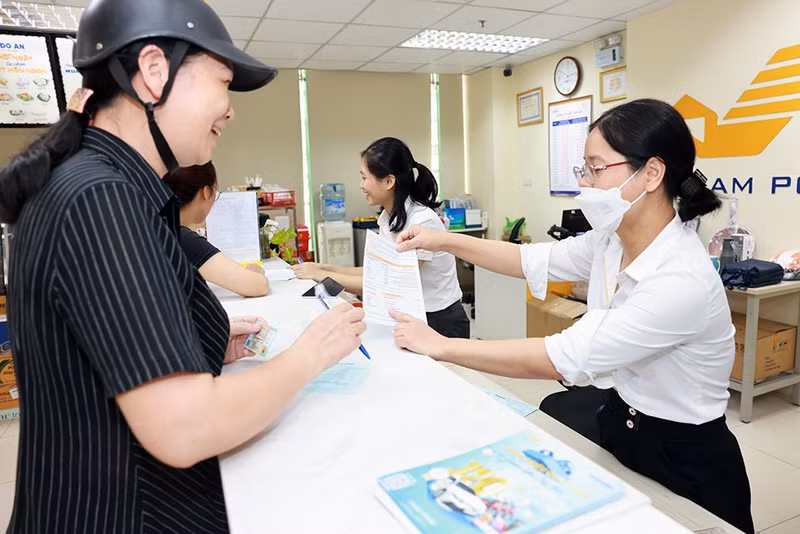 Giao dịch viên của Vietnam Post tư vấn cho khách hàng về thông tin chương trình Khuyến mại nhân Kỷ niệm 15 năm Thành lập LienVietPostBank. (Ảnh: Vietnam Post) Giao dịch viên của Vietnam Post tư vấn cho khách hàng về thông tin chương trình Khuyến mại nhân Kỷ niệm 15 năm Thành lập LienVietPostBank. (Ảnh: Vietnam Post)
