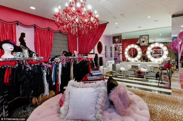 Phòng ngủ xa hoa va lộng lẫy Phòng chơi game hiện đại Phòng quần áo của Christina Aguilera Những phòng ngủ mang phong cách rất khác lạ Những chiếc đèn chùm lộng lẫy có mặt trong phòng tắm