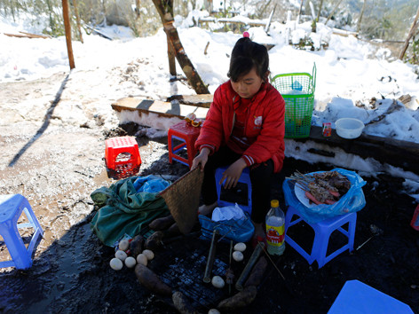 Em bé phải mưu sinh trong giá rét trên đỉnh đèo Ô Quý Hồ