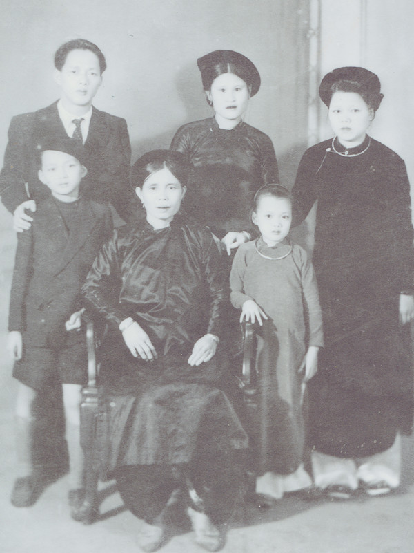 Các thành viên gia đình Hãng nước mắm Vạn Vân: (từ trái sang, hàng trước) Đoàn Chuẩn, cụ Lê Thị Yến, Đoàn Thị My; hàng sau, từ trái sang: Đoàn Đức Trình, Nguyễn Thị Huấn (vợ ông Trình), Đoàn Thị Tề 