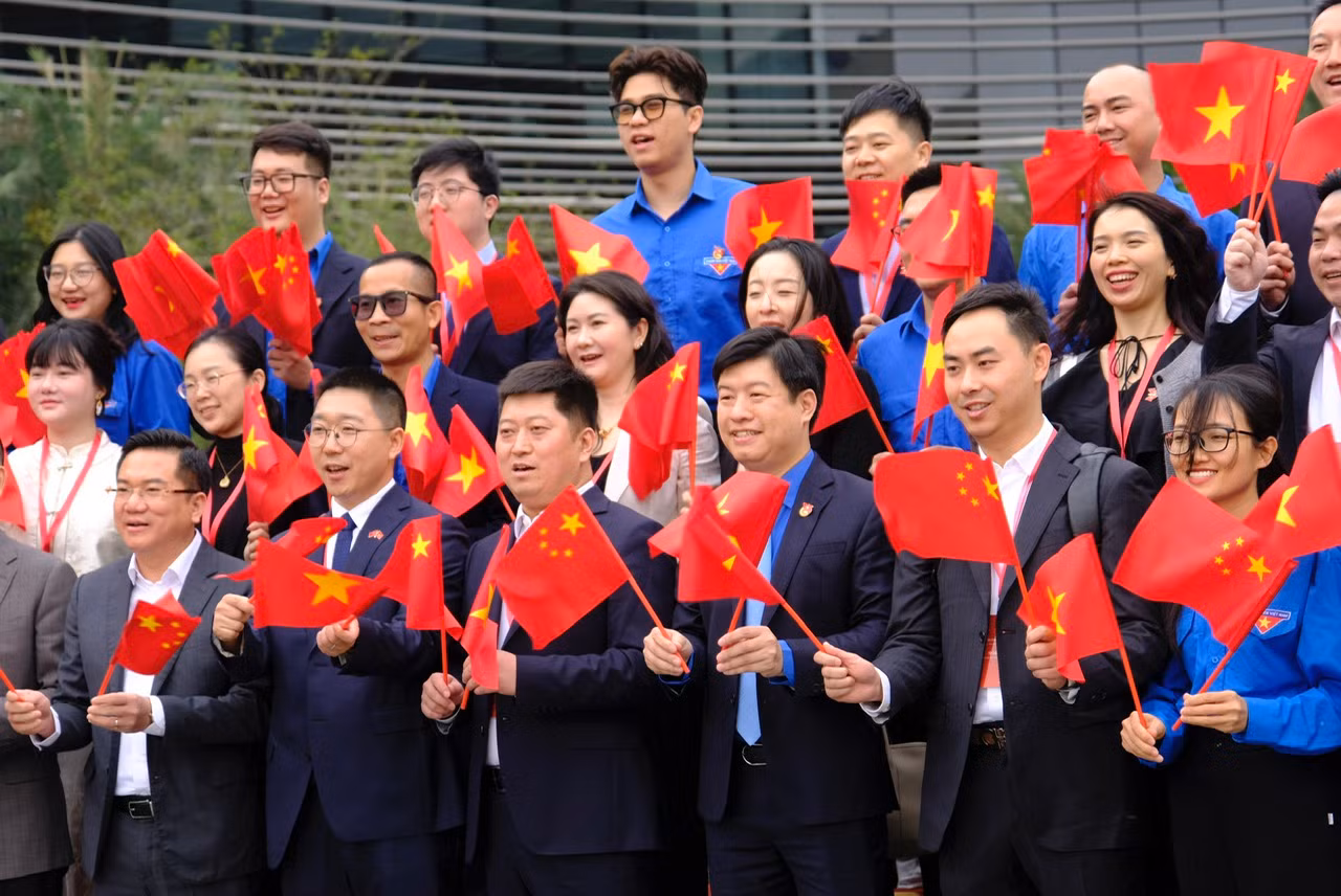 Đại biểu thanh niên Việt Nam chào mừng đoàn đại biểu thanh niên Trung Quốc đến dự toạ đàm