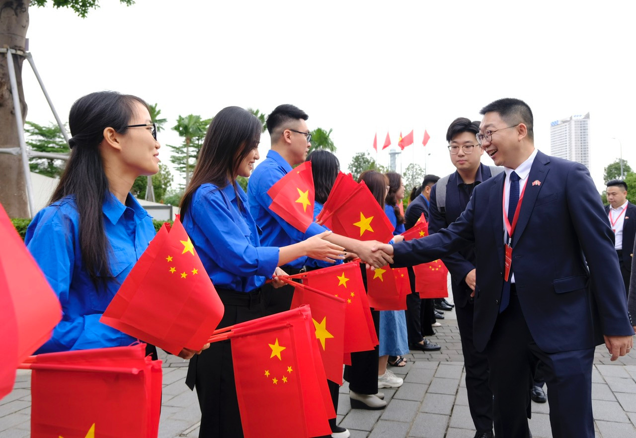 Đại biểu thanh niên Việt Nam chào mừng đoàn đại biểu thanh niên Trung Quốc đến dự toạ đàm