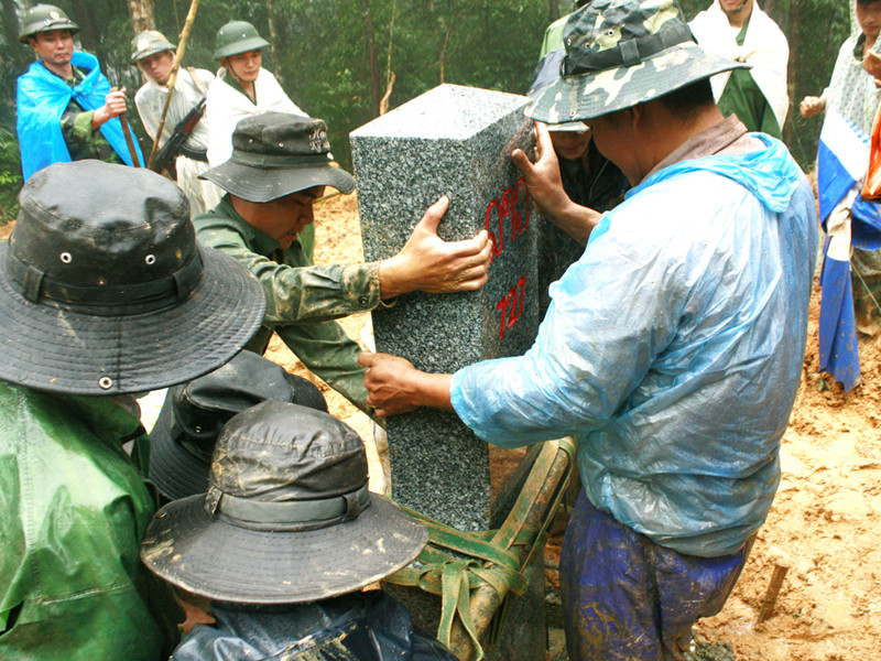 Việc cắm mốc phải tuyệt đối chính xác. Ảnh: N.T