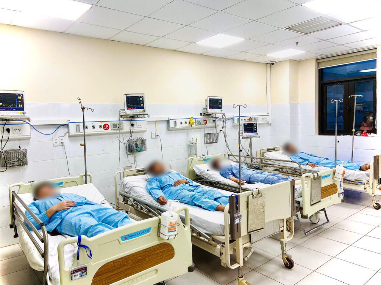 4 bệnh nhân trong cùng một gia đình bị ngộ độc nấm rừng đang điều trị tại Bệnh viện Đa khoa tỉnh Hòa Bình. 4 bệnh nhân trong cùng một gia đình bị ngộ độc nấm rừng đang điều trị tại Bệnh viện Đa khoa tỉnh Hòa Bình.