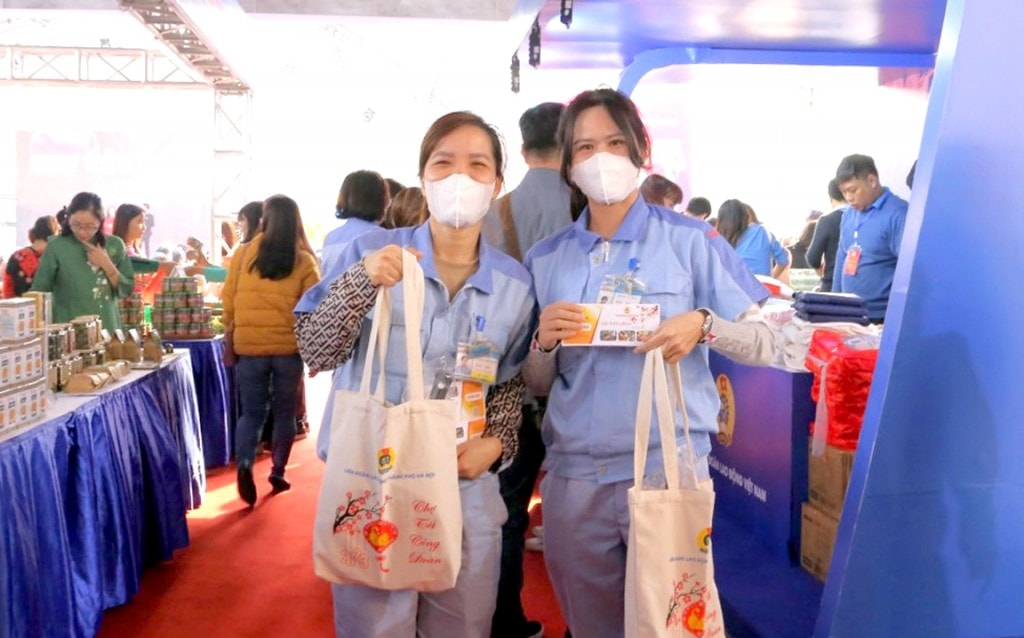 Đoàn viên và người lao động hưởng lợi từ chương trình "Chợ Tết Công Đoàn 2025"