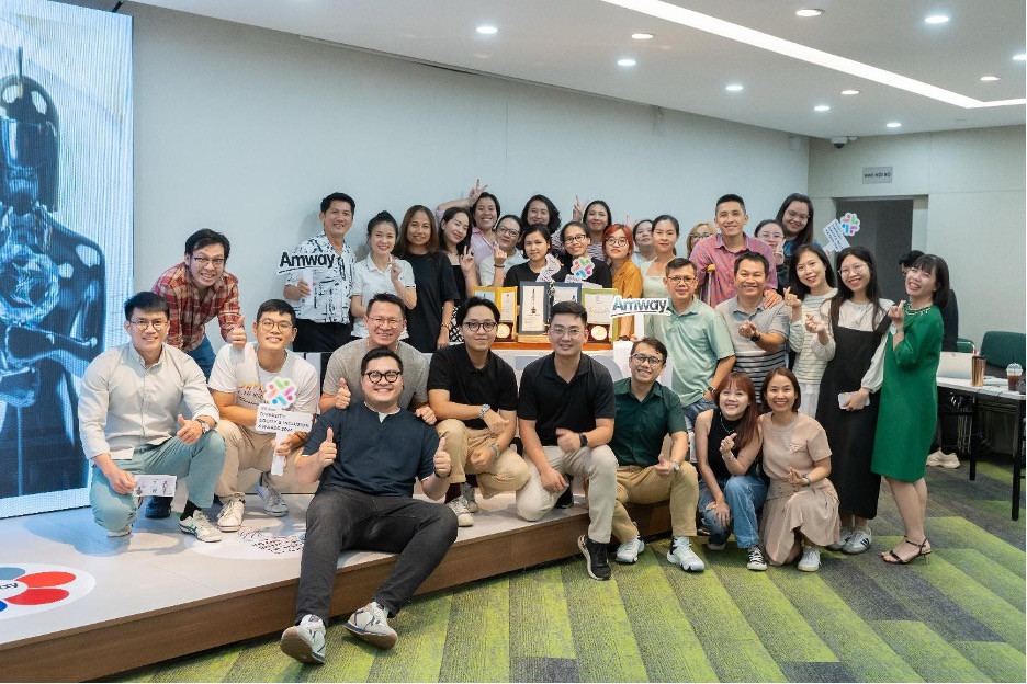 Nhân viên Amway Việt Nam chia vui cùng chiếc Cúp Harmonia phiên bản vàng dành cho doanh nghiệp được vinh danh “Nơi làm việc tốt nhất Châu Á” lần thứ 5. Nhân viên Amway Việt Nam chia vui cùng chiếc Cúp Harmonia phiên bản vàng dành cho doanh nghiệp được vinh danh “Nơi làm việc tốt nhất Châu Á” lần thứ 5.