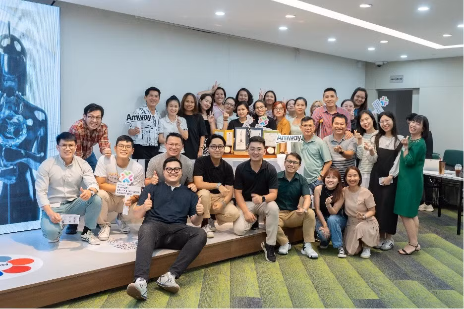 Nhân viên Amway Việt Nam chia vui cùng chiếc Cúp Harmonia phiên bản vàng dành cho doanh nghiệp được vinh danh “Nơi làm việc tốt nhất Châu Á” lần thứ 5. Nhân viên Amway Việt Nam chia vui cùng chiếc Cúp Harmonia phiên bản vàng dành cho doanh nghiệp được vinh danh “Nơi làm việc tốt nhất Châu Á” lần thứ 5.
