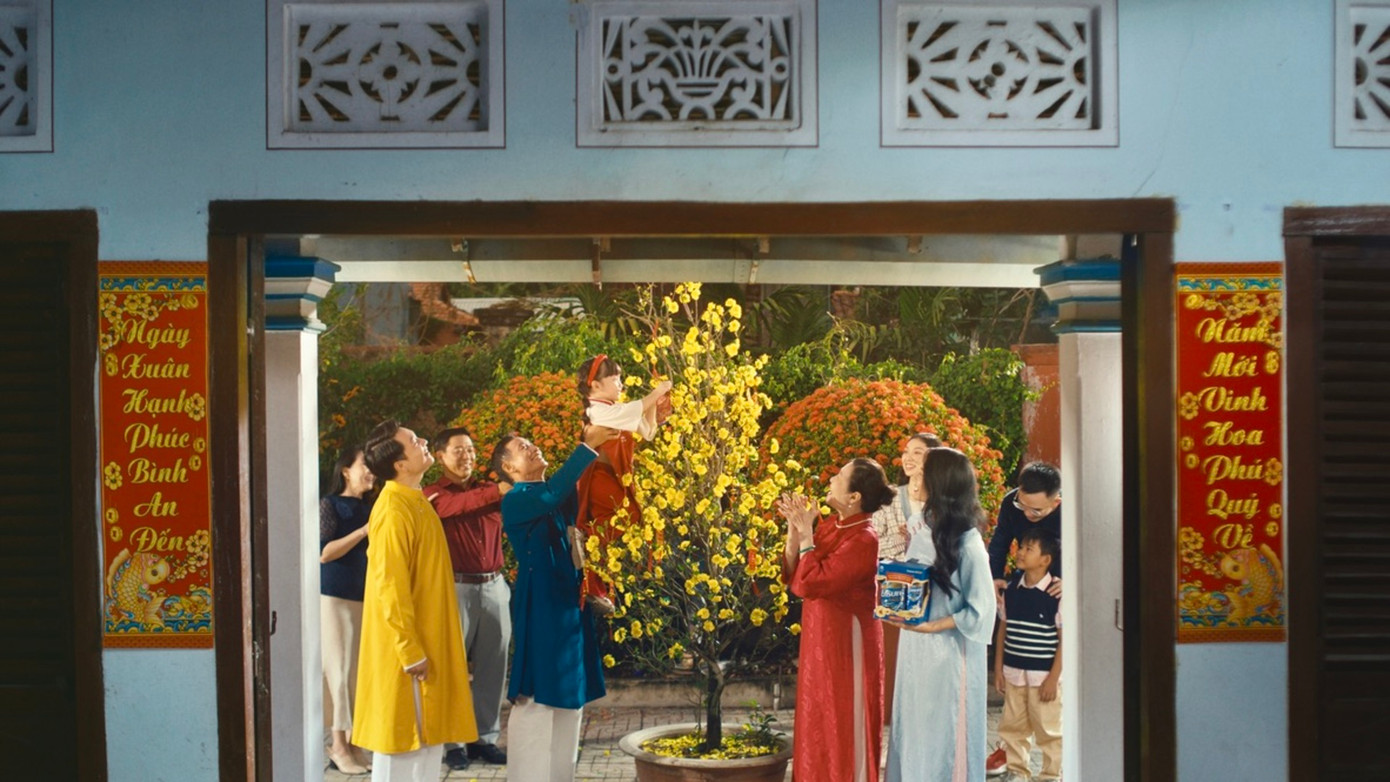 Trao quà sức khỏe để cùng cha mẹ đón Xuân mới tràn đầy hy vọng