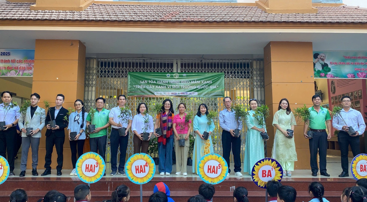 Công ty Phát triển rừng xanh Việt lan toả “Trồng cây xanh bảo vệ môi trường”