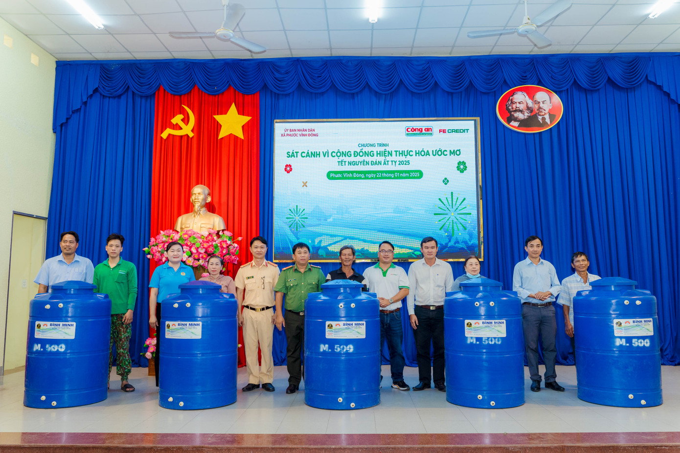 Những chiếc bồn chứa nước sạch của FE CREDIT sẽ hỗ trợ bà con xã Phước Vĩnh Đông, huyện Cần Giuộc, Long An, đi qua mùa hạn mặn. Ảnh: FE CREDIT Những chiếc bồn chứa nước sạch của FE CREDIT sẽ hỗ trợ bà con xã Phước Vĩnh Đông, huyện Cần Giuộc, Long An, đi qua mùa hạn mặn. Ảnh: FE CREDIT