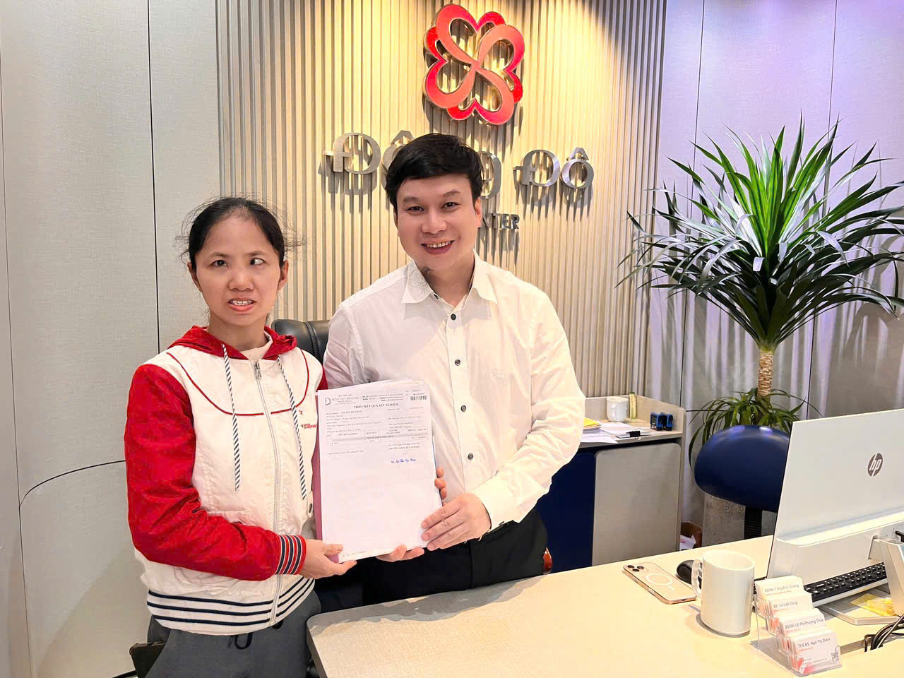 Bác sĩ Tăng Đức Cương chúc mừng chị Thắm đã có thai sau khi thực hiện IVF