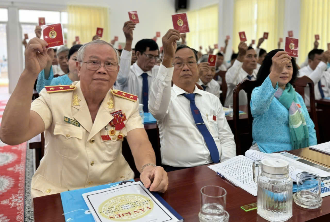 Đại biểu biểu quyết tại đại hội