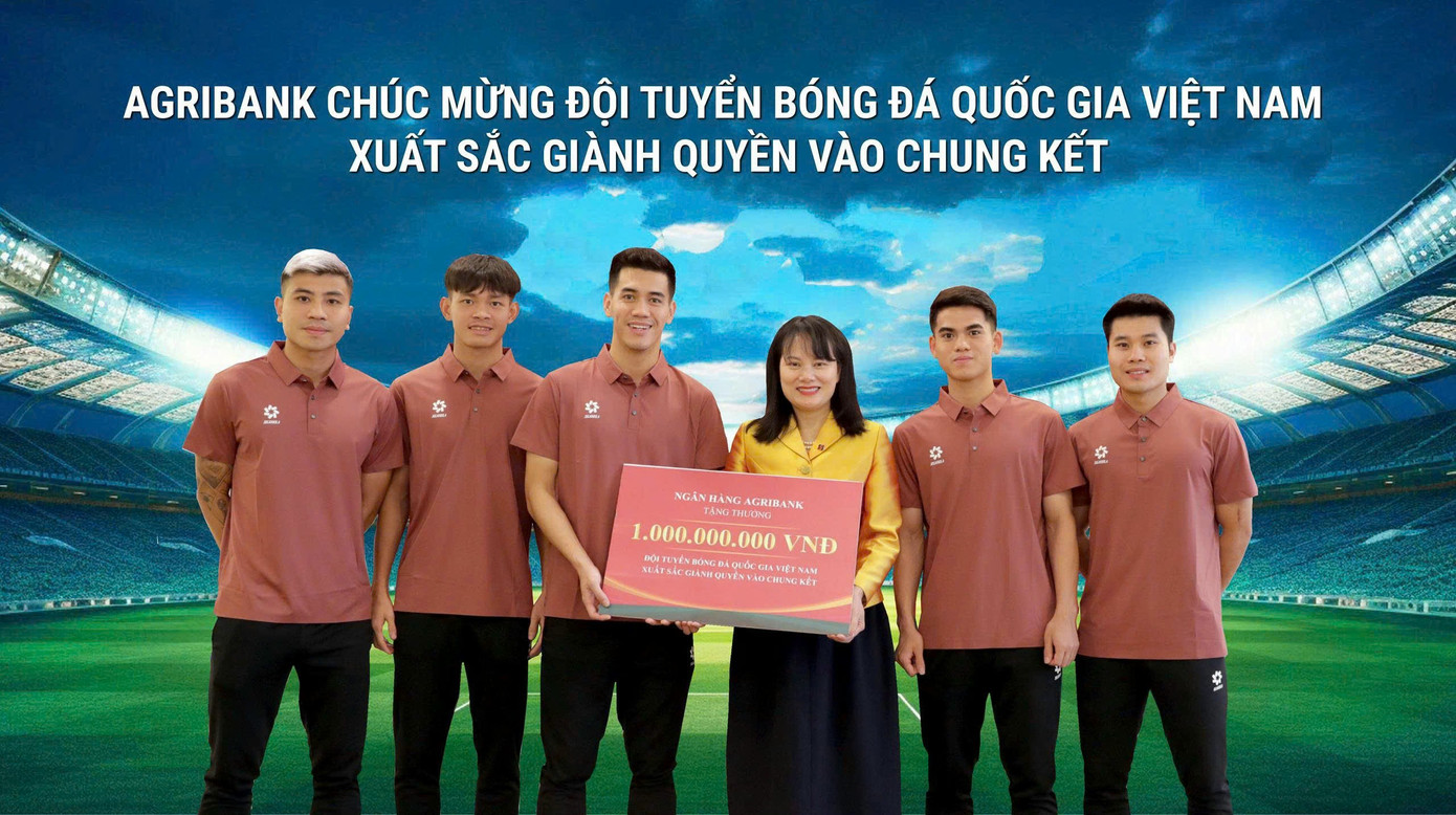 Bà Phùng Thị Bình - Phó Tổng Giám đốc Agribank trao thưởng 1 tỷ đồng cho đại diện Đội tuyển Bóng đá Quốc gia Việt Nam. Bà Phùng Thị Bình - Phó Tổng Giám đốc Agribank trao thưởng 1 tỷ đồng cho đại diện Đội tuyển Bóng đá Quốc gia Việt Nam.